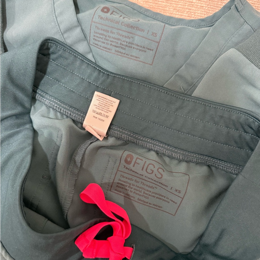 XS Figs Teal Jogger scrub set - Picture 8 of 8